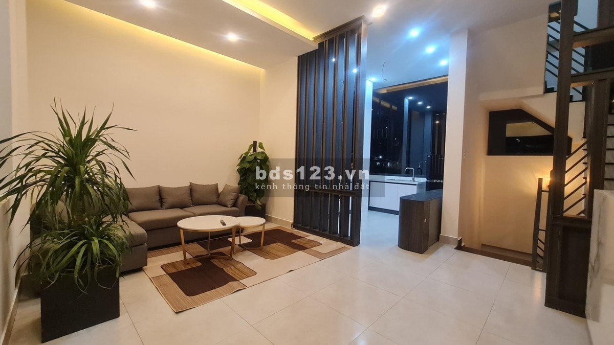 Bán khách sạn 2 mặt tiền đường nhựa ngay trung tâm Đà Lạt