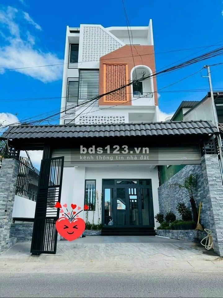 Bán khách sạn 2 mặt tiền đường nhựa ngay trung tâm Đà Lạt
