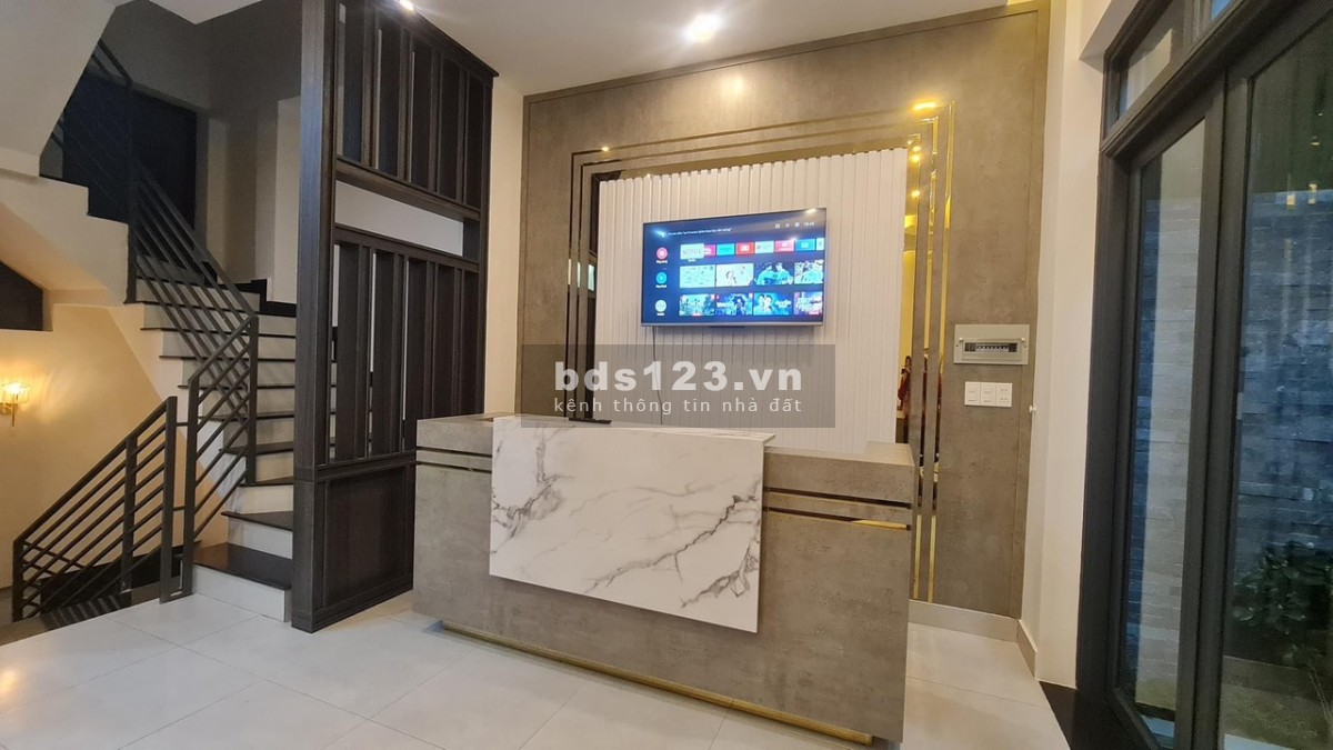 Bán khách sạn 2 mặt tiền đường nhựa ngay trung tâm Đà Lạt