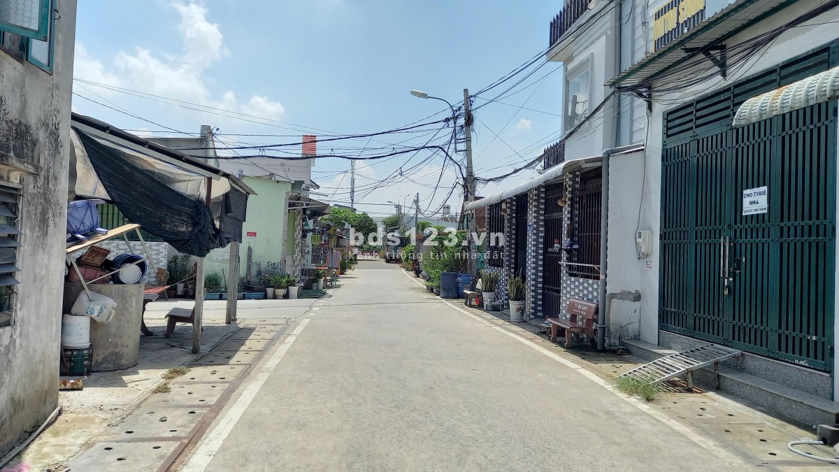 Bán nhà mặt tiền đường 51 QL22 ngang Bệnh viện Đa Khoa Xuyên Á QL22 vô chỉ 4 căn (50m) là tới cửa
