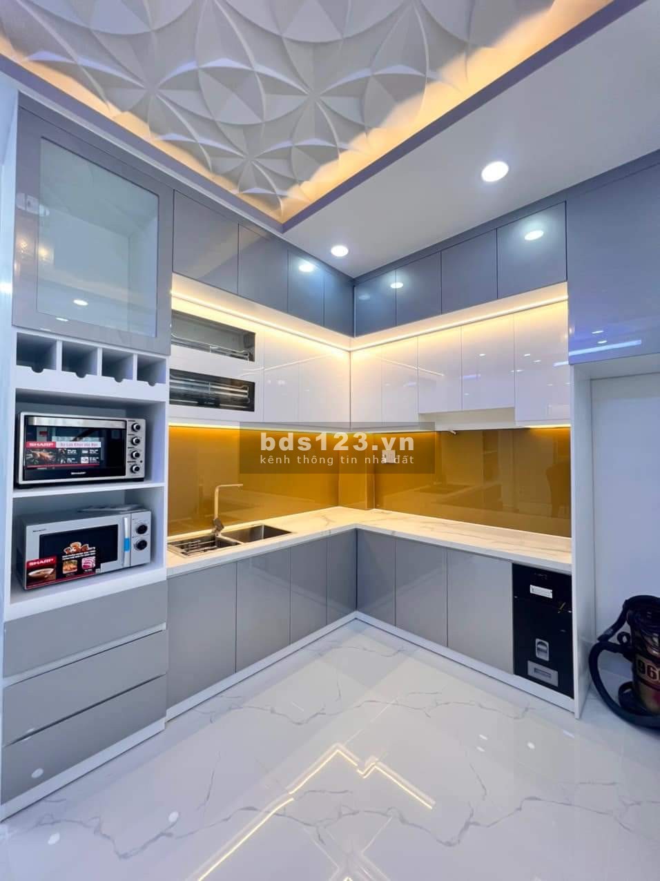 Bán nhà mới tinh, vừa xây, xách vali vào ở ngay, hxh, sổ hoàn công, DT 4.5x12.5m, 2 tầng và 3wc