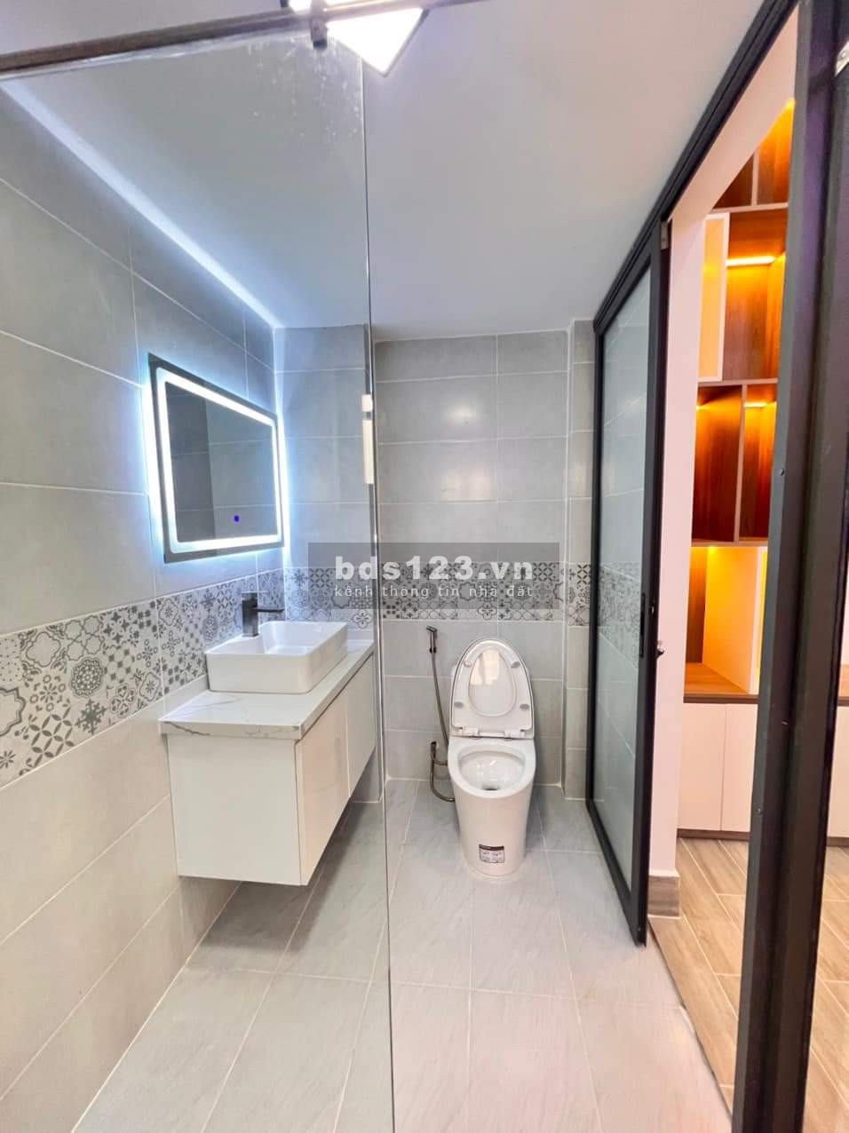 Bán nhà mới tinh, vừa xây, xách vali vào ở ngay, hxh, sổ hoàn công, DT 4.5x12.5m, 2 tầng và 3wc