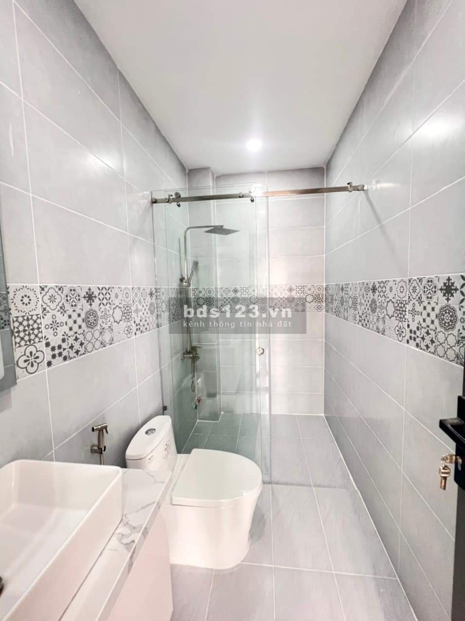Bán nhà mới tinh, vừa xây, xách vali vào ở ngay, hxh, sổ hoàn công, DT 4.5x12.5m, 2 tầng và 3wc