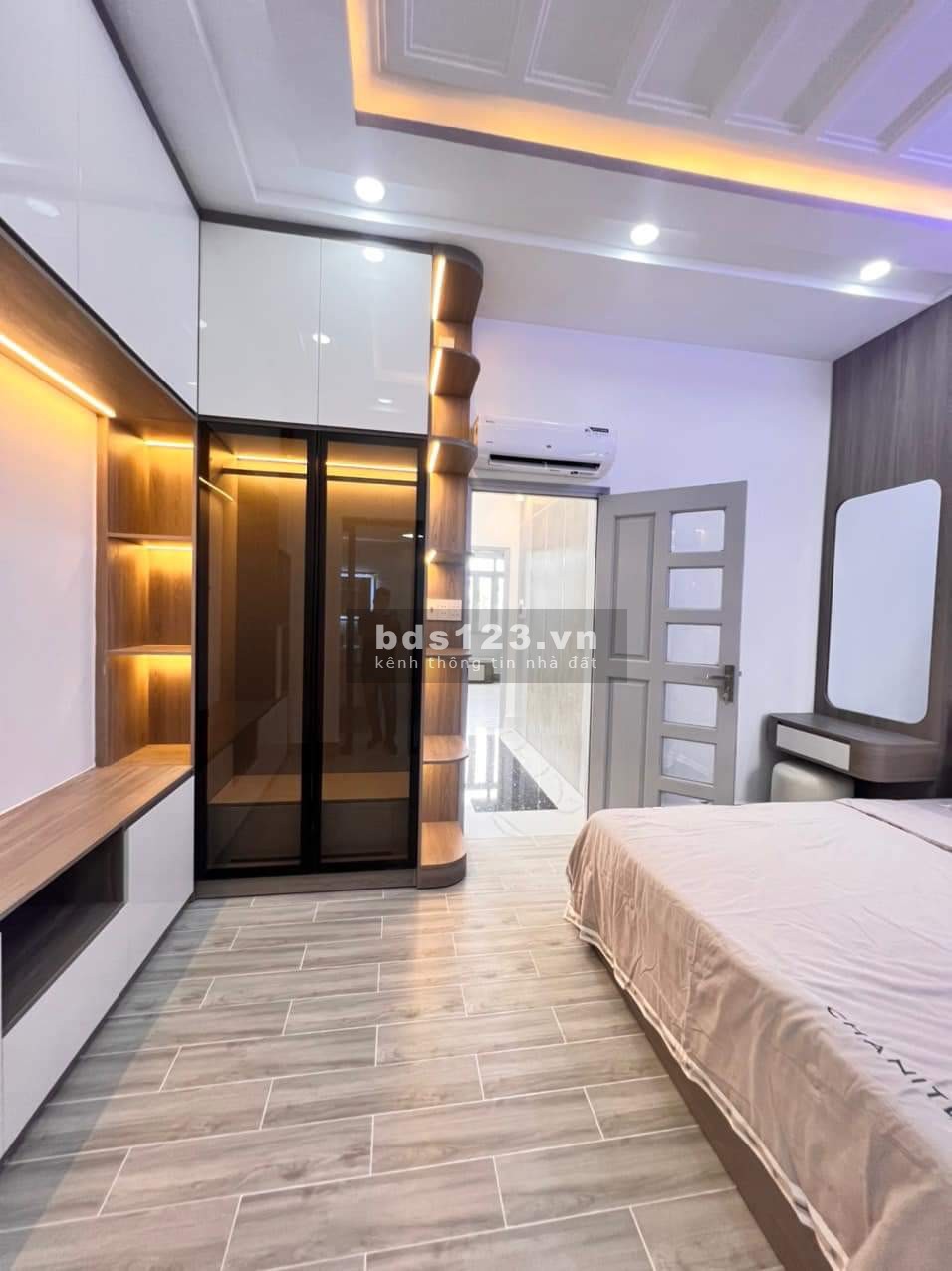 Bán nhà mới tinh, vừa xây, xách vali vào ở ngay, hxh, sổ hoàn công, DT 4.5x12.5m, 2 tầng và 3wc