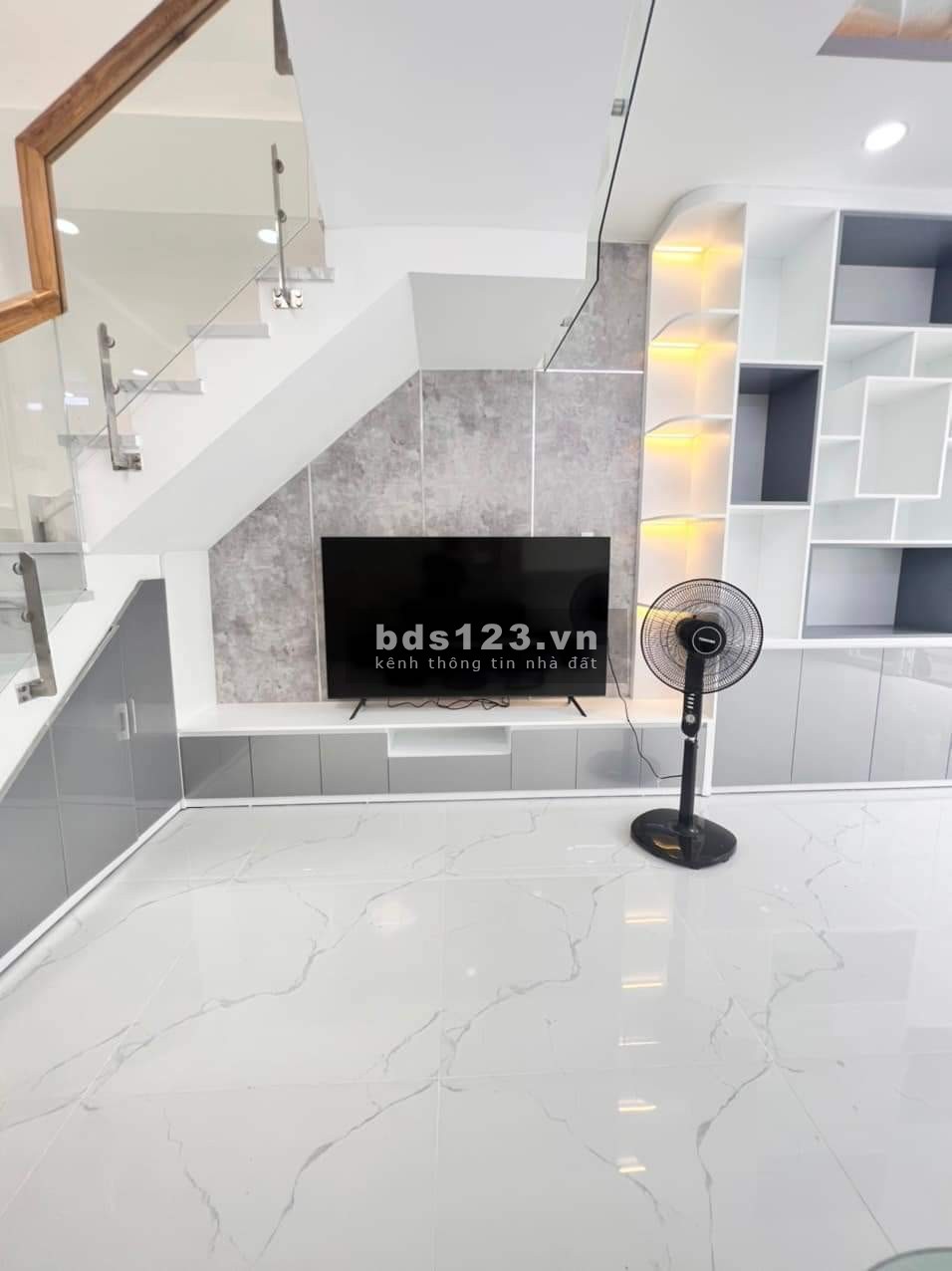 Bán nhà mới tinh, vừa xây, xách vali vào ở ngay, hxh, sổ hoàn công, DT 4.5x12.5m, 2 tầng và 3wc