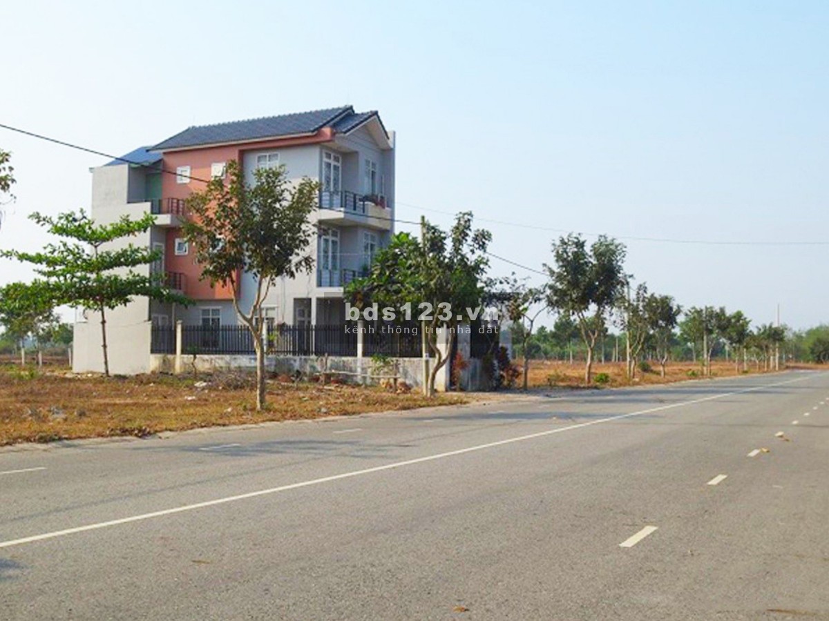 Tôi chủ sang gấp lô đất 2 MT 980m2 đường lớn, thông chợ, dân cư đông.