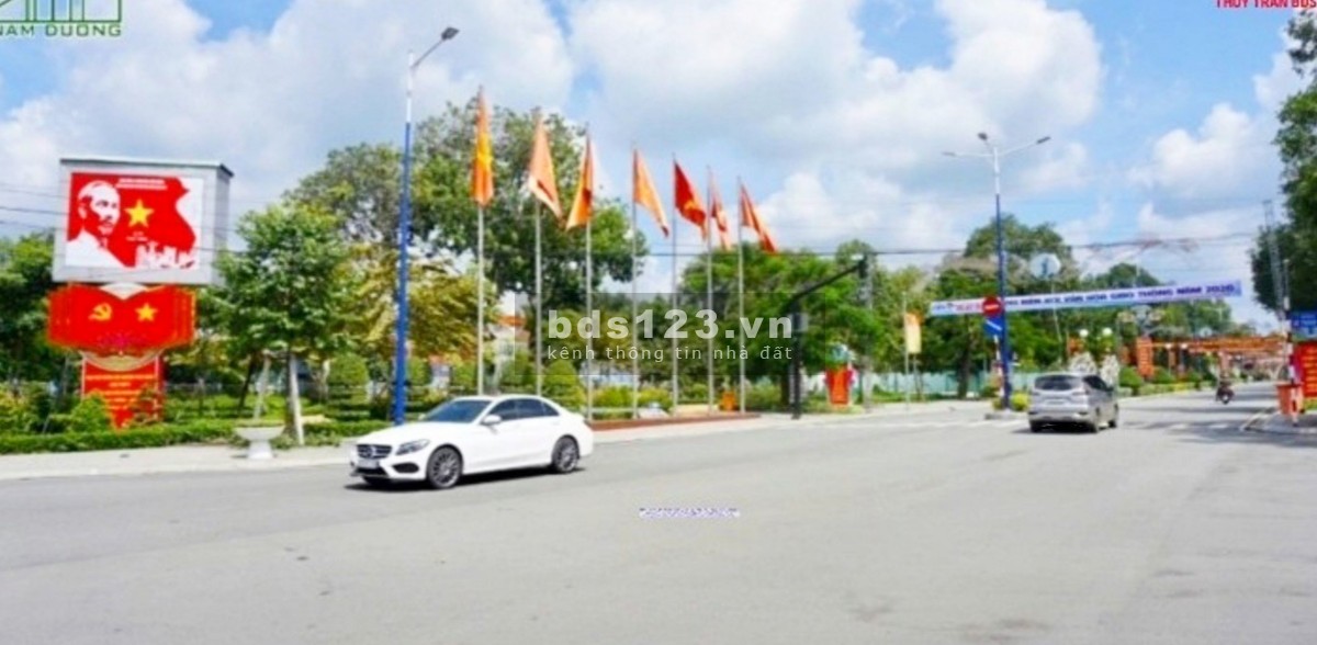 Tôi chủ sang gấp lô đất 2 MT 980m2 đường lớn, thông chợ, dân cư đông.