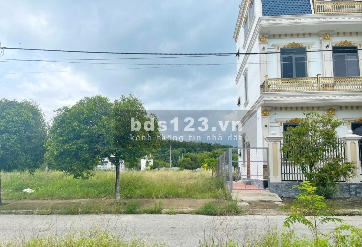 Tôi chủ sang gấp lô đất 2 MT 980m2 đường lớn, thông chợ, dân cư đông.