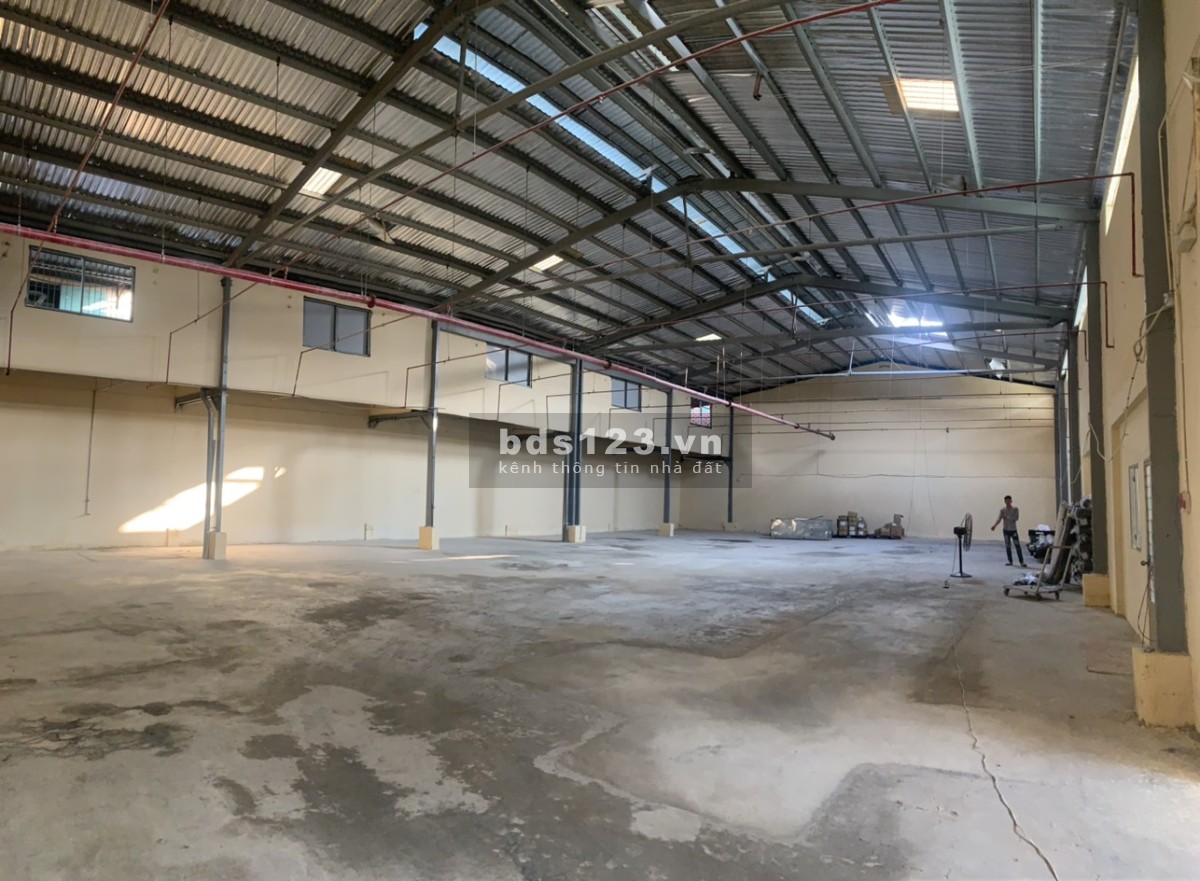 Cho thuê kho xưởng 325m2 vị trí đẹp mặt tiền đường QL1A, Bình Tân.
