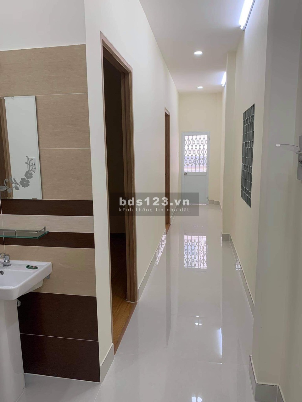 Kẹt tiền bán gấp nhà hẻm đường 3/2, Q.11. Cách MT 10m, sát quận 10, giá 4.75 tỷ tl nhẹ