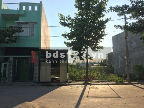 Gia đình kẹt tiền bán lỗ lô đất 300m2 (DT 10x30, đã tách 2 sổ) mặt tiền rộng 18m nằm ngay khu chợ BD
