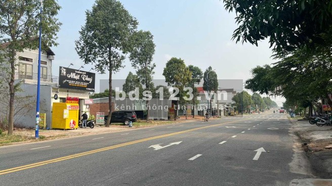 Gia đình kẹt tiền bán lỗ lô đất 300m2 (DT 10x30, đã tách 2 sổ) mặt tiền rộng 18m nằm ngay khu chợ BD