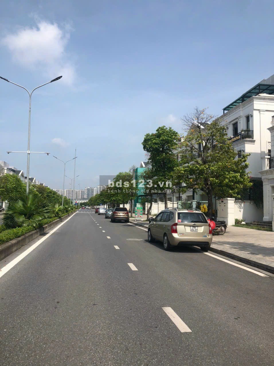 Bán Shophouse sổ đỏ lâu dài DT 200m², Xây Dựng 154m²/sàn, giá 33.6 tỷ tại Vin Gia Lâm (0985941715)