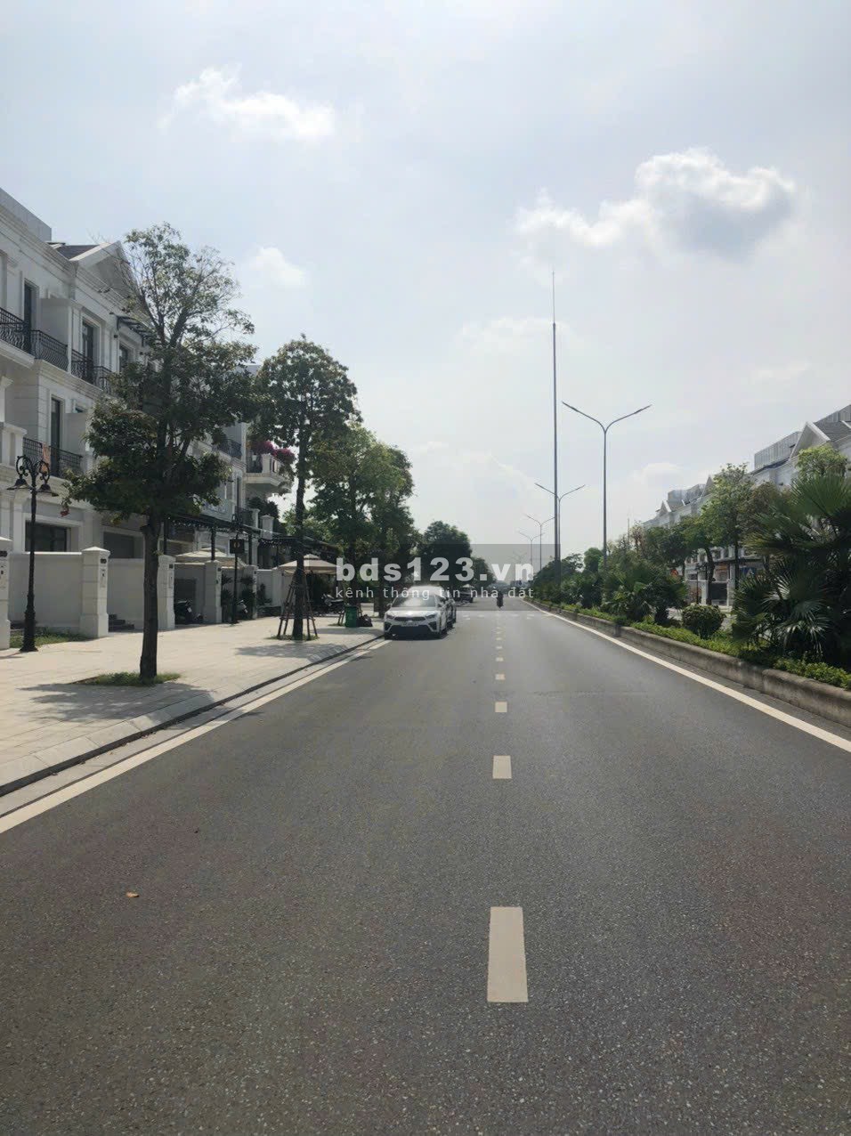 Bán Shophouse sổ đỏ lâu dài DT 200m², Xây Dựng 154m²/sàn, giá 33.6 tỷ tại Vin Gia Lâm (0985941715)