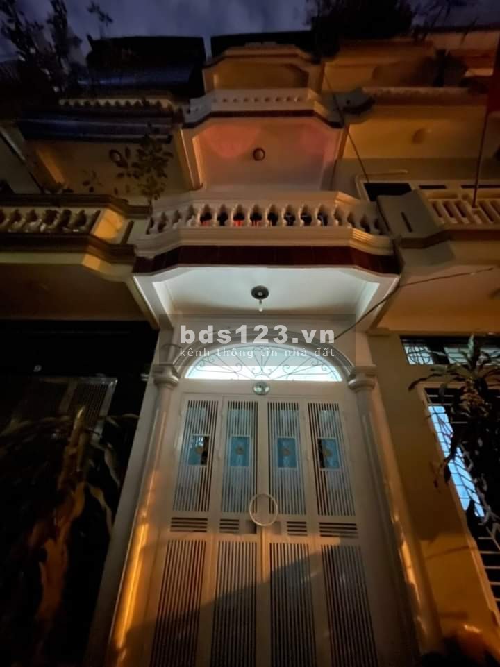 Bán nhà Chùa Bộc, phân lô, KD, ô tô đỗ cửa 45M2 4 tầng MT4M giá 8,9 tỷ.