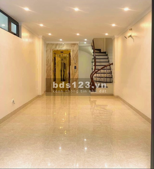 Bán nhà Lâm Du 37m2 x5 tầng, mới xây, thang máy, ô tô đỗ, vài bước ra phố