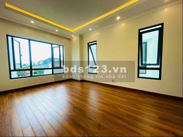 Bán nhà Lâm Du 37m2 x5 tầng, mới xây, thang máy, ô tô đỗ, vài bước ra phố