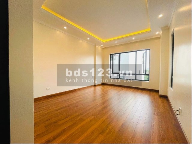 Bán nhà Lâm Du 37m2 x5 tầng, mới xây, thang máy, ô tô đỗ, vài bước ra phố