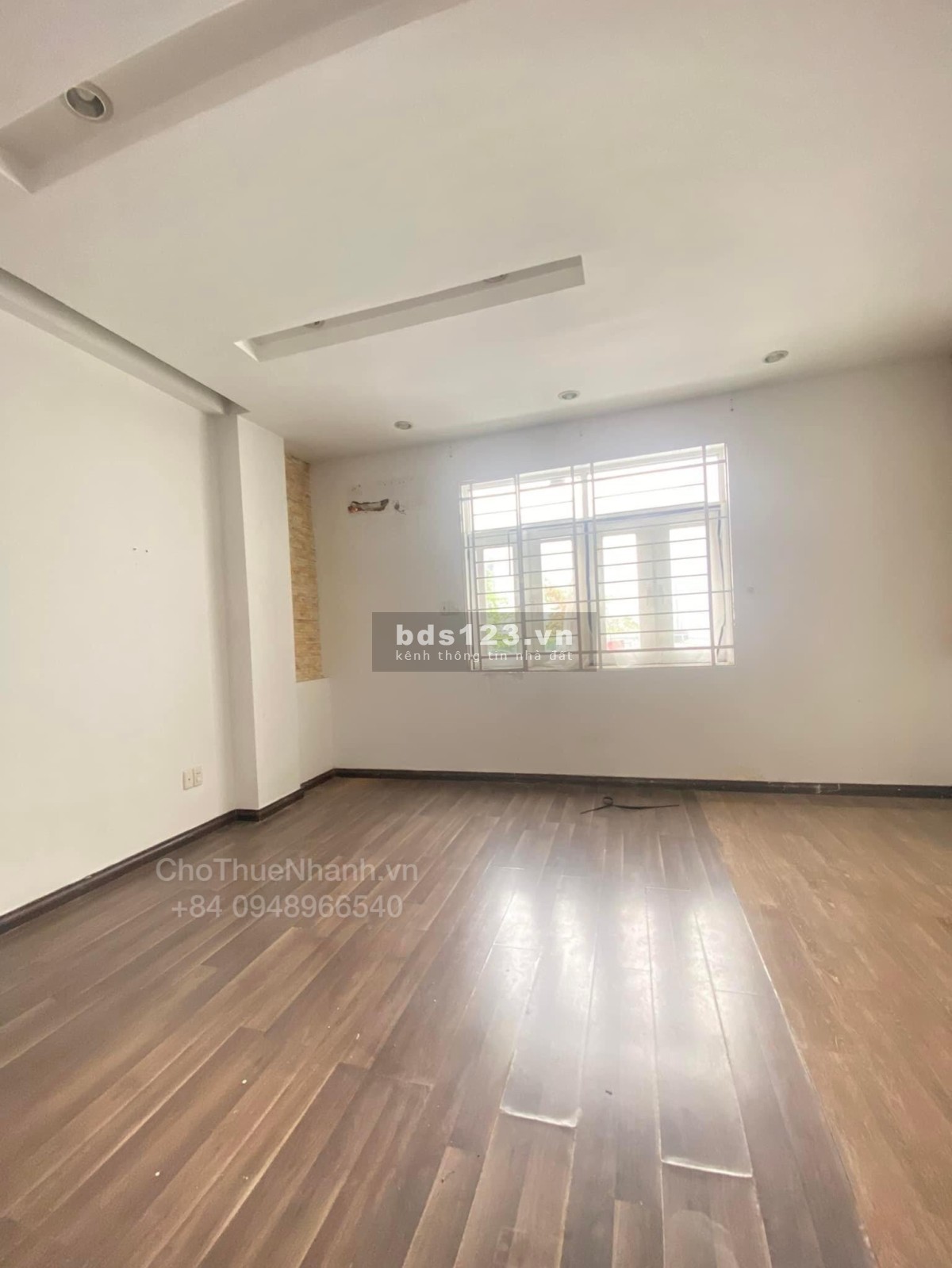 Cho thuê văn phòng lầu 1 mặt tiền đường D4, Khu Him Lam