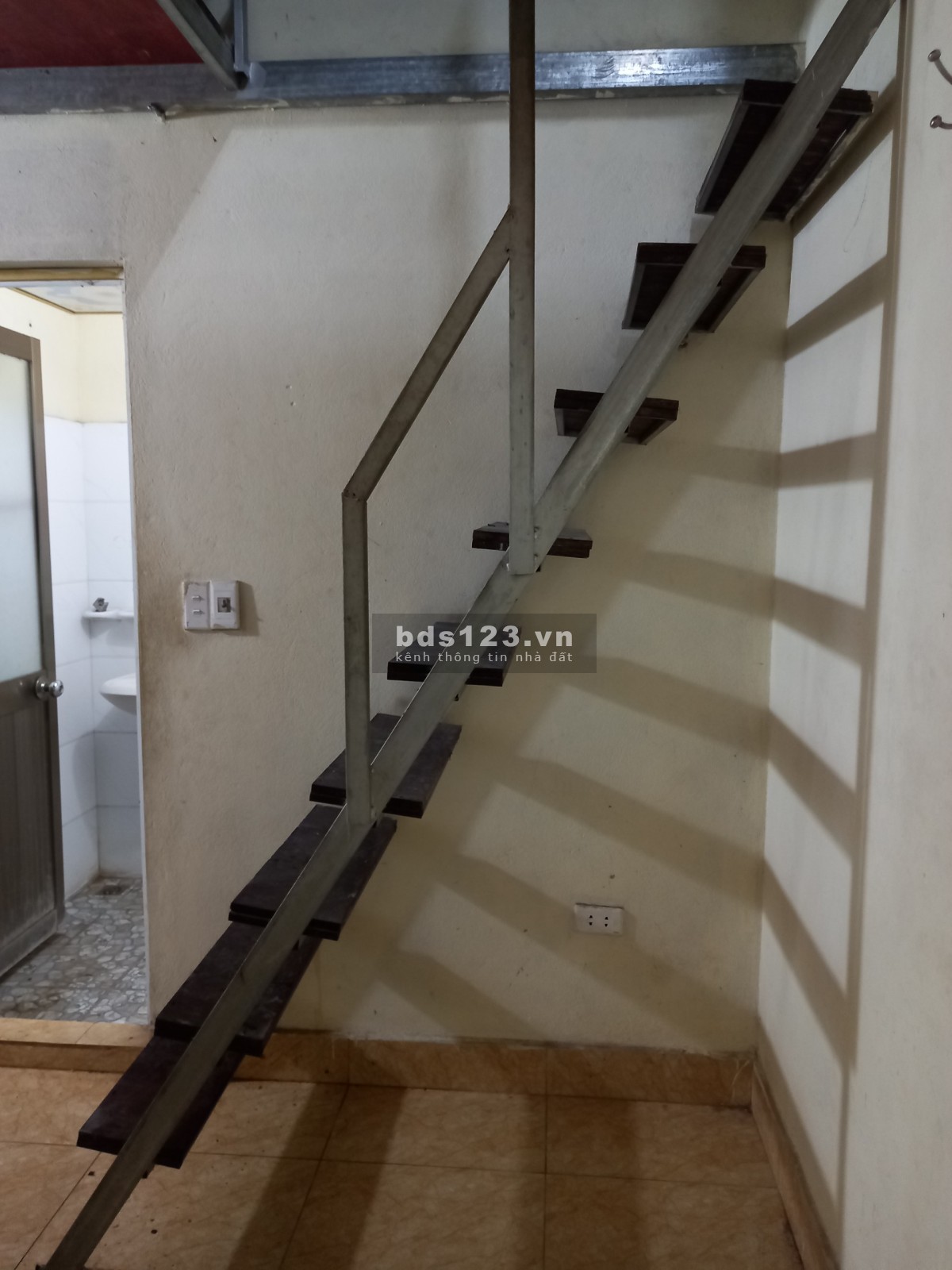 Cho thuê nhà 1,5 tầng 65m2, số 6 ngõ 33 Cổ Linh mặt đường 5m