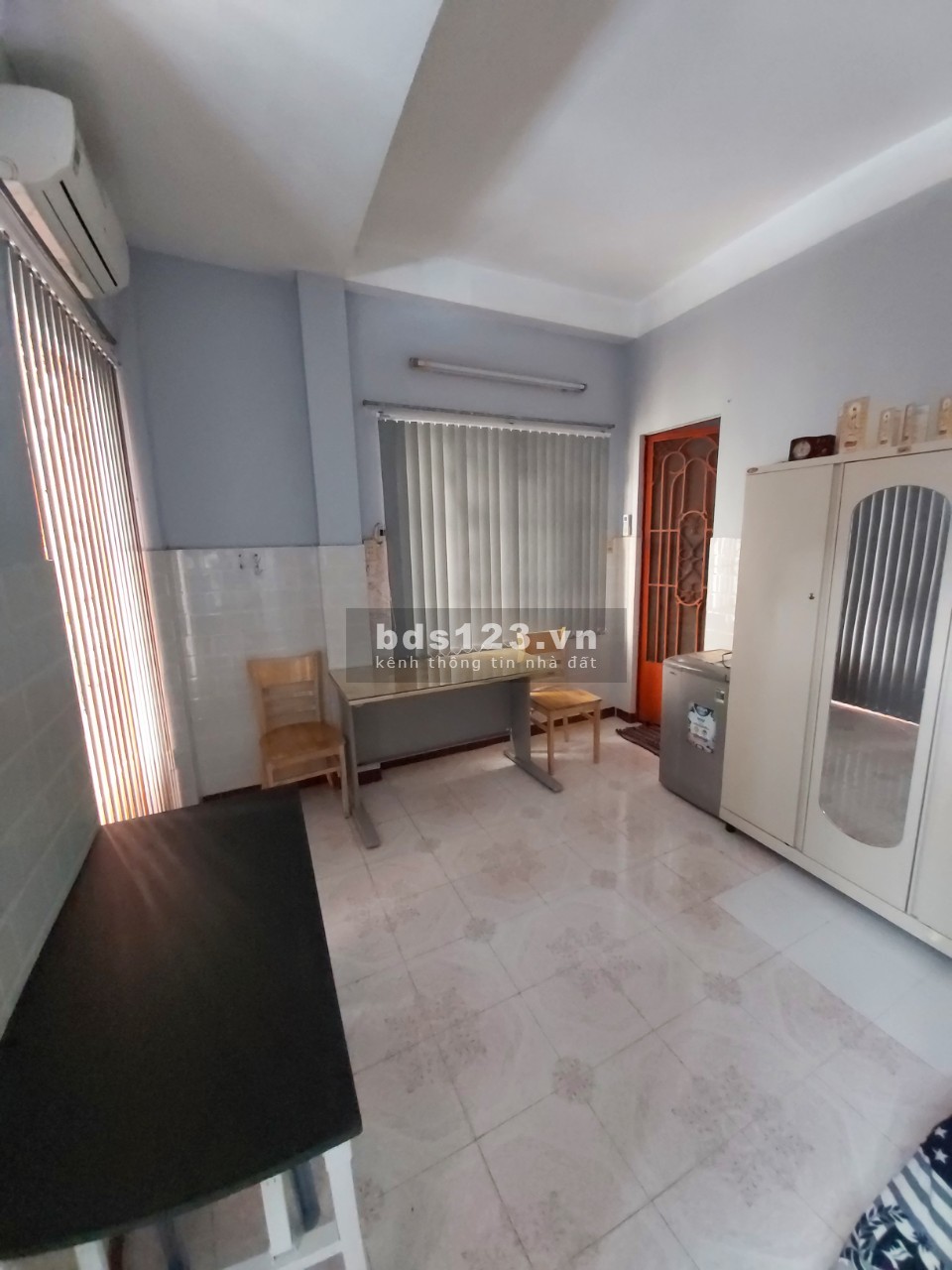 Phòng trọ Quận 5 Nguyển Văn Cừ có ban công thoáng mát, bồn hoa