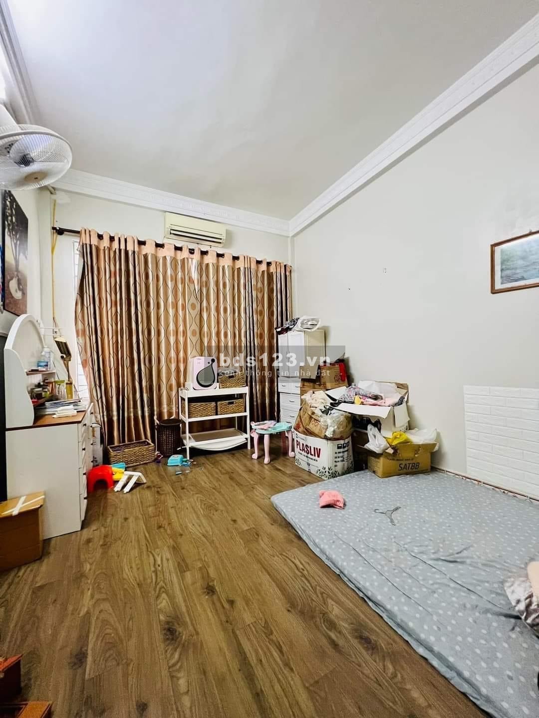 Bán nhà ngõ 79 Cầu Giấy 45m2 x 4 tầng, ngõ thông, thoáng sáng, gần phố, giá 5.75 tỷ.
