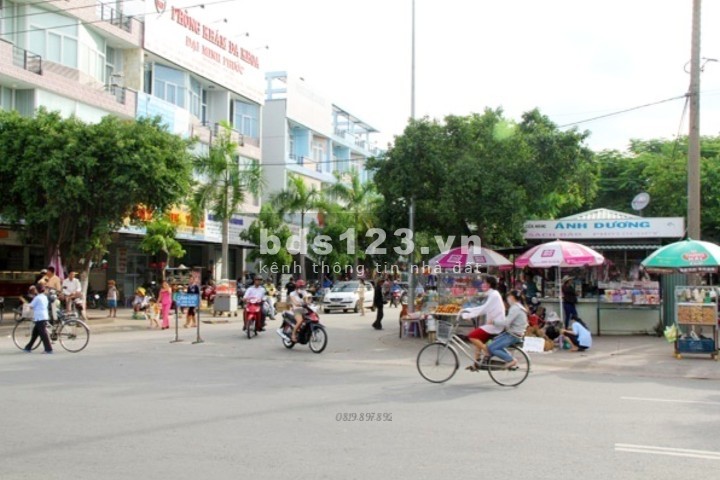 Nợ ngân hàng sang gấp 981m2. Giá 720 triệu. Đường lớn thông chợ, đối diện trường học