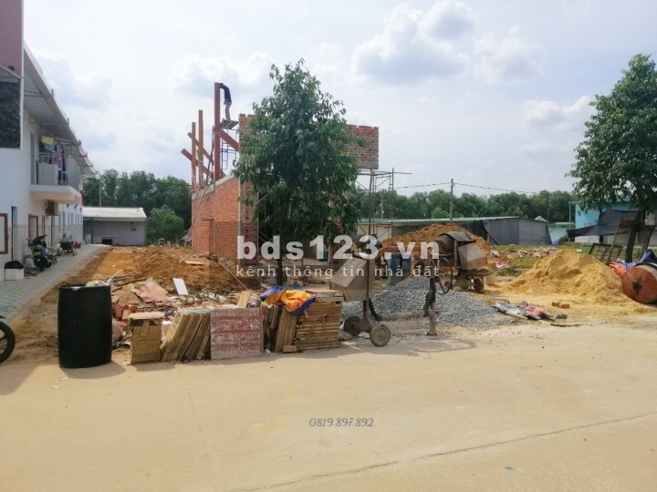 Nợ ngân hàng sang gấp 981m2. Giá 720 triệu. Đường lớn thông chợ, đối diện trường học
