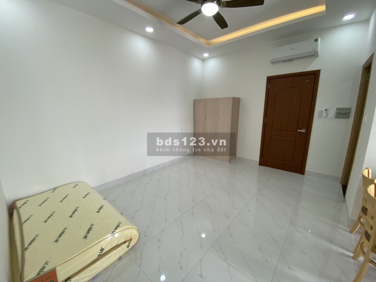 Phòng trọ đầy đủ nội thất, ban công, thoáng mát, khu vực an ninh.