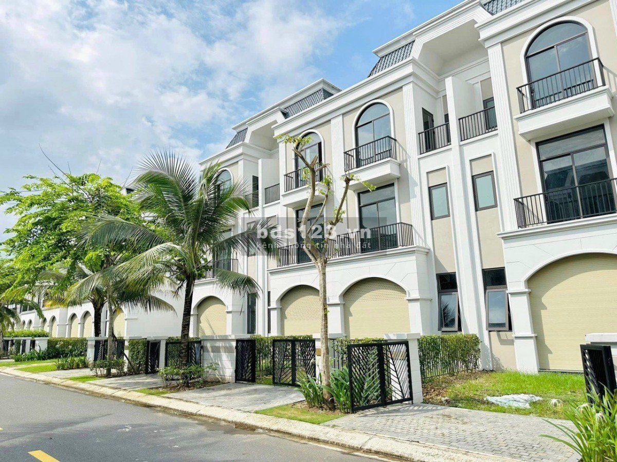 Cần bán nhà 100m2 1 trệt 2 lầu trung tâm phường 6 Tp. Tân An giá 4 tỷ/căn LH: 0974 329480