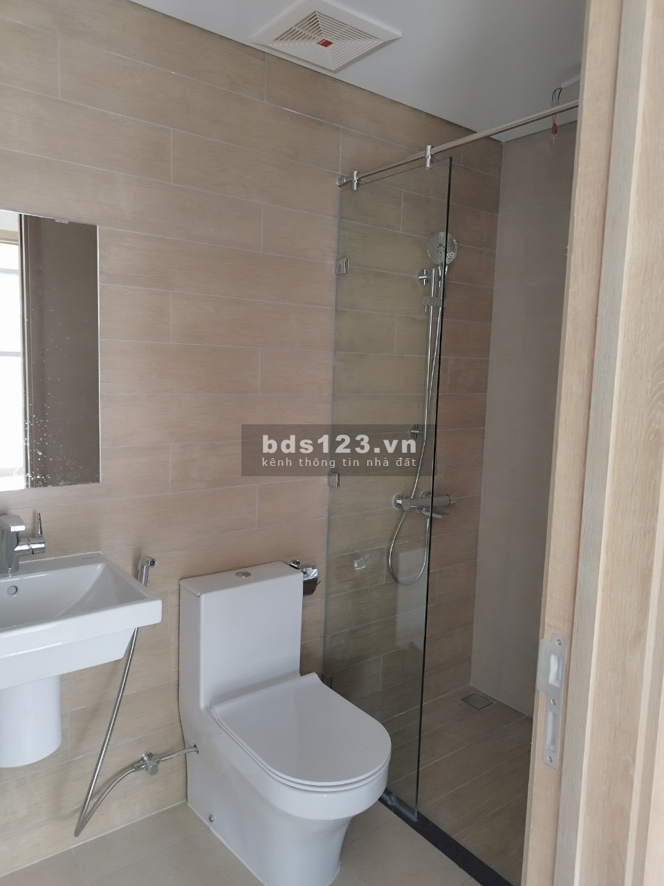 Bán gấp 2 phòng ngủ Diamond Alnata Celadon City giá 4ti1 bao hết