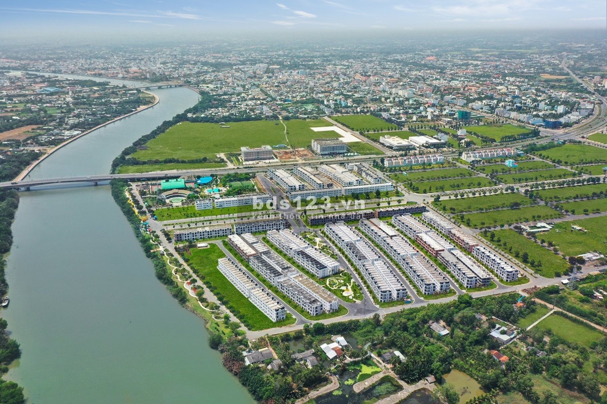 Cần bán nhà 100m2 1 trệt 2 lầu trung tâm phường 6 Tp. Tân An giá 4 tỷ/căn LH: 0974 329480
