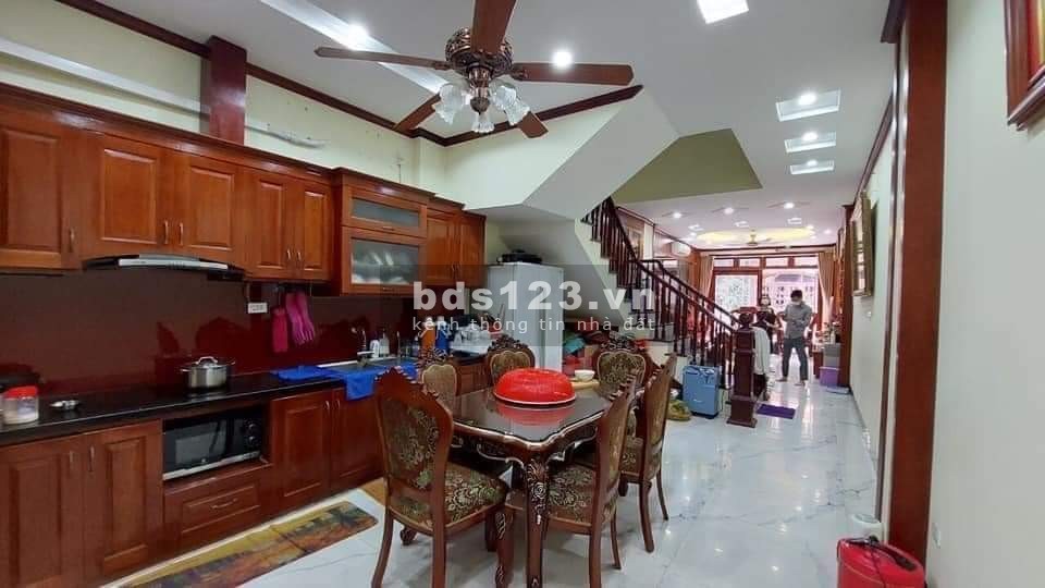 Bán nhà nằm ở mặt ngõ ô tô đỗ cửa, 50m ra phố Minh Khai