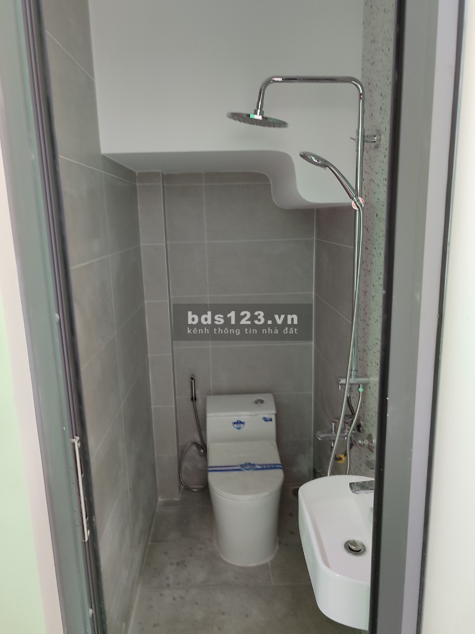 Cần bán gấp căn nhà 4PN, 1 trệt 2 lầu sân thượng giá 2 tỷ 650