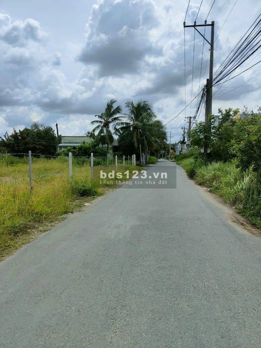 Bán mảnh vườn 1000m2 giá chỉ 690 triệu rẻ hơn thị trường nằm trong khu dân cư đông đúc .