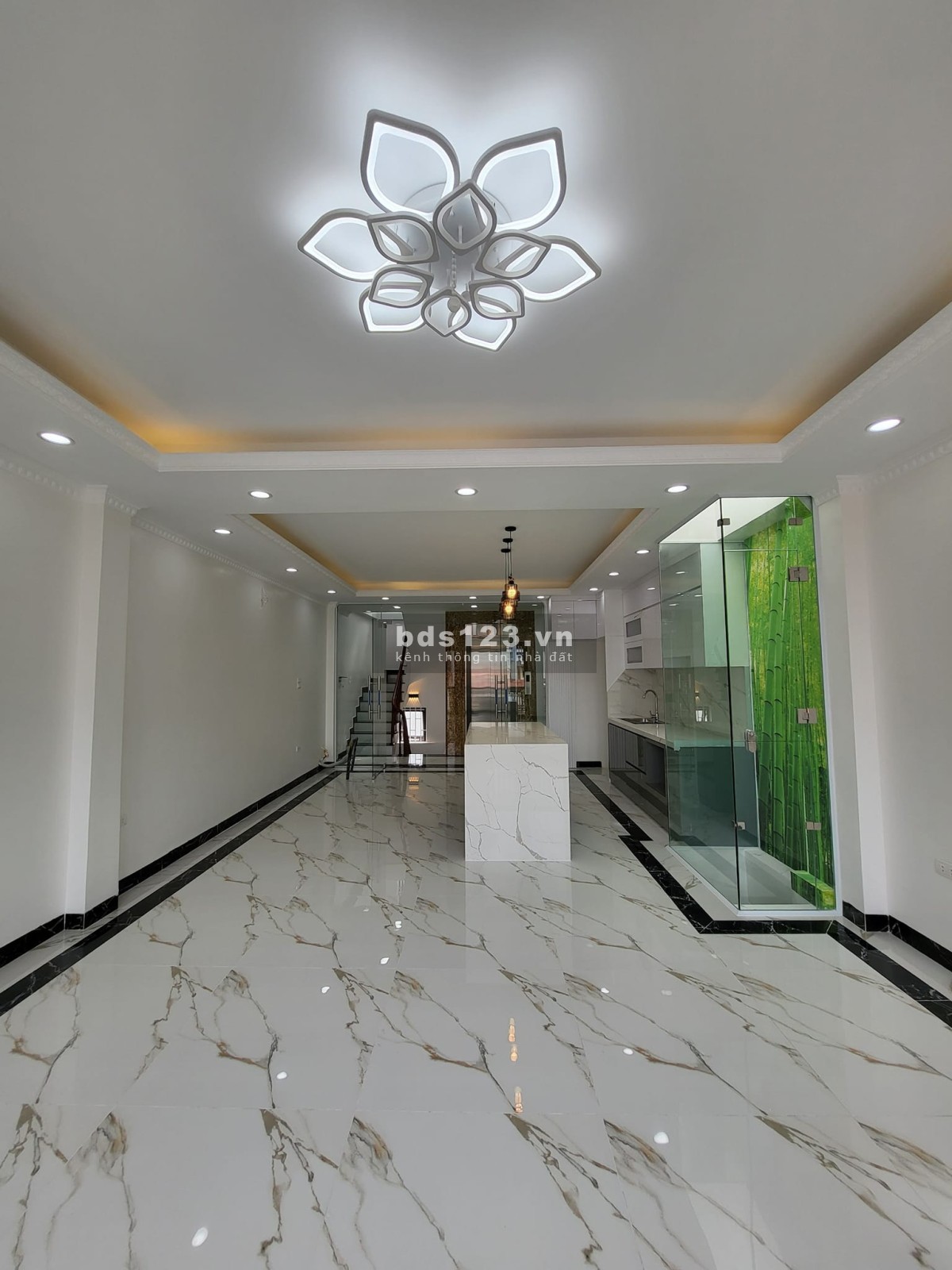 Nhà đẹp kinh doanh, văn phòng Hoàng Mai 63m, 7 tầng, mt 5m, giá 13.1 tỷ.
