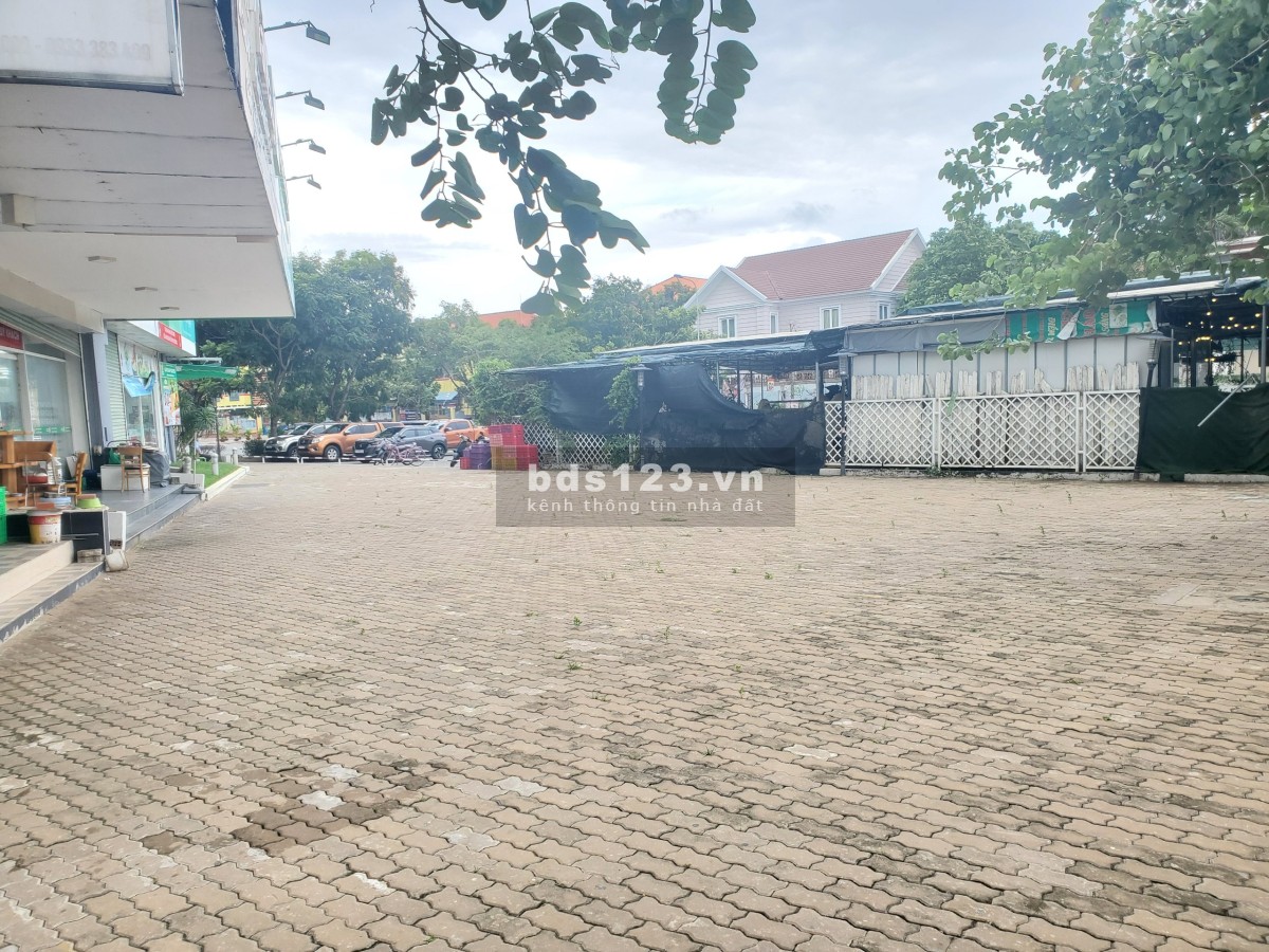 Mặt bằng 320m2 mặt tiền đường Phú Thuận. 35 triệu/tháng
