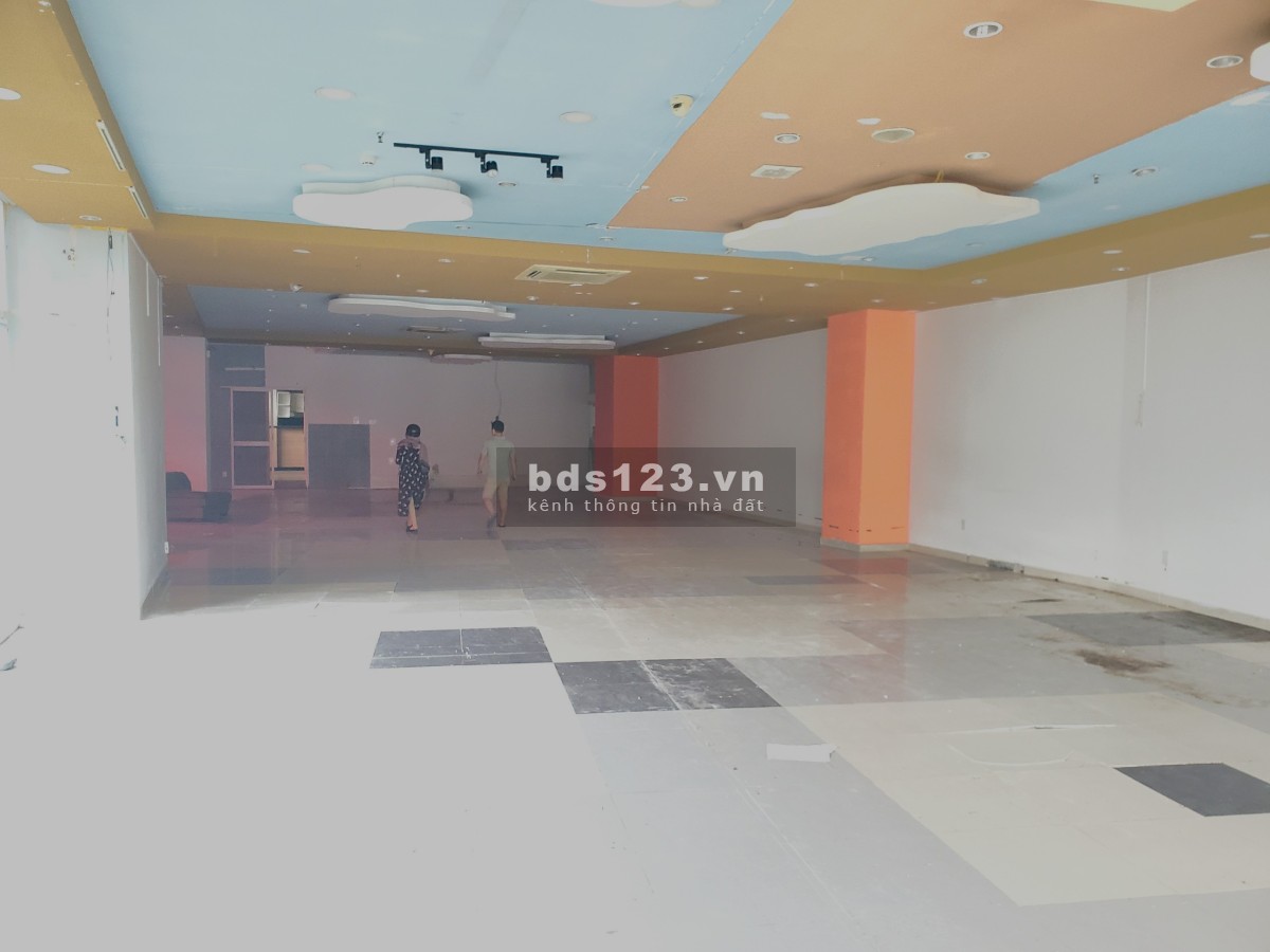 Mặt bằng 320m2 mặt tiền đường Phú Thuận. 35 triệu/tháng