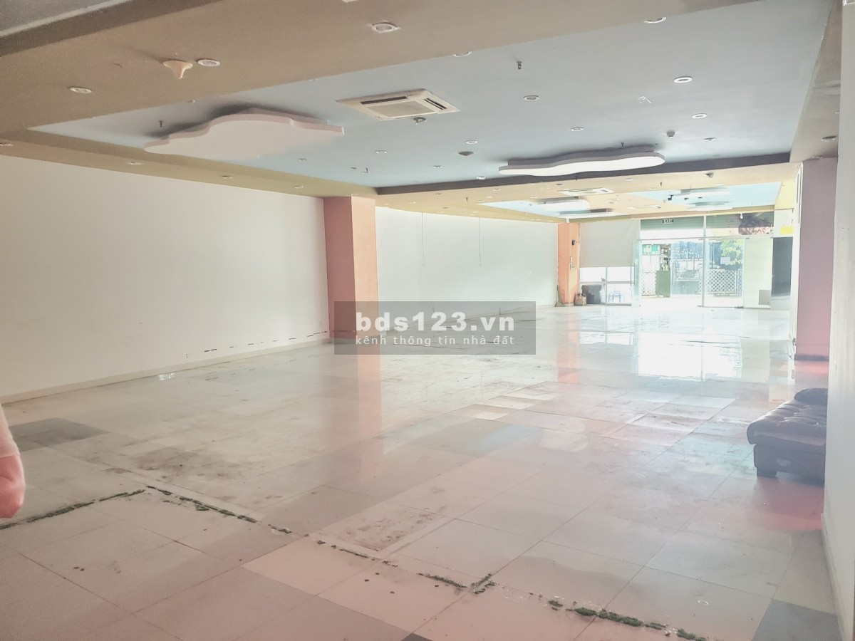 Mặt bằng 320m2 mặt tiền đường Phú Thuận. 35 triệu/tháng