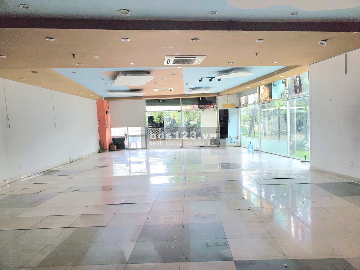 Mặt bằng 320m2 mặt tiền đường Phú Thuận. 35 triệu/tháng
