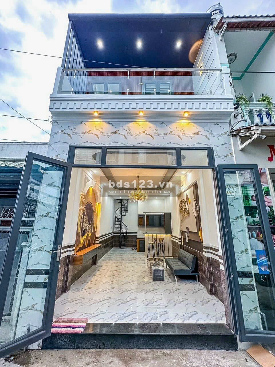 Nhà đẹp trệt lầu trục chính hẻm 388 qua ngã tư 6 căn nhà