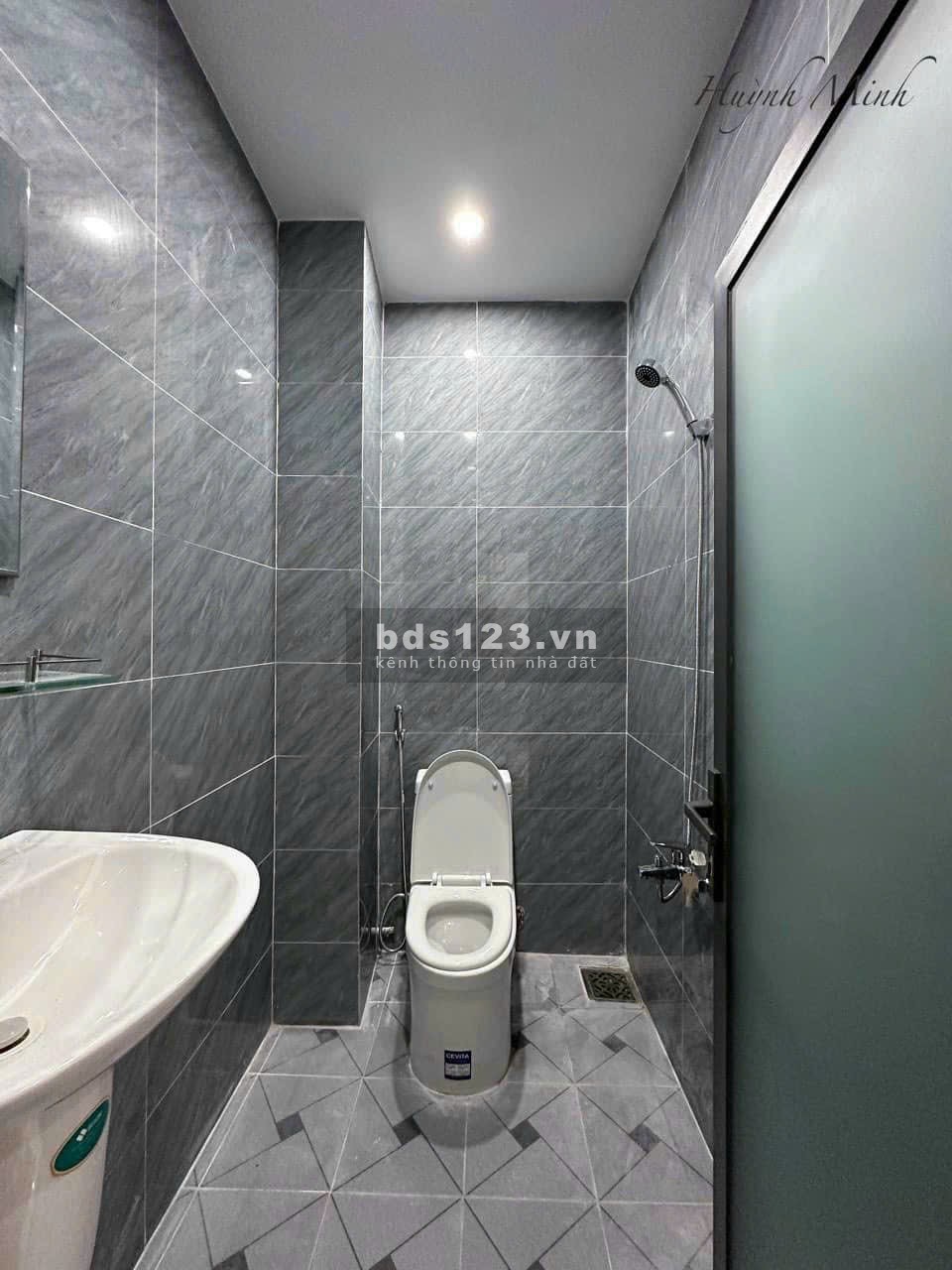 Nhà đẹp trệt lầu trục chính hẻm 388 qua ngã tư 6 căn nhà