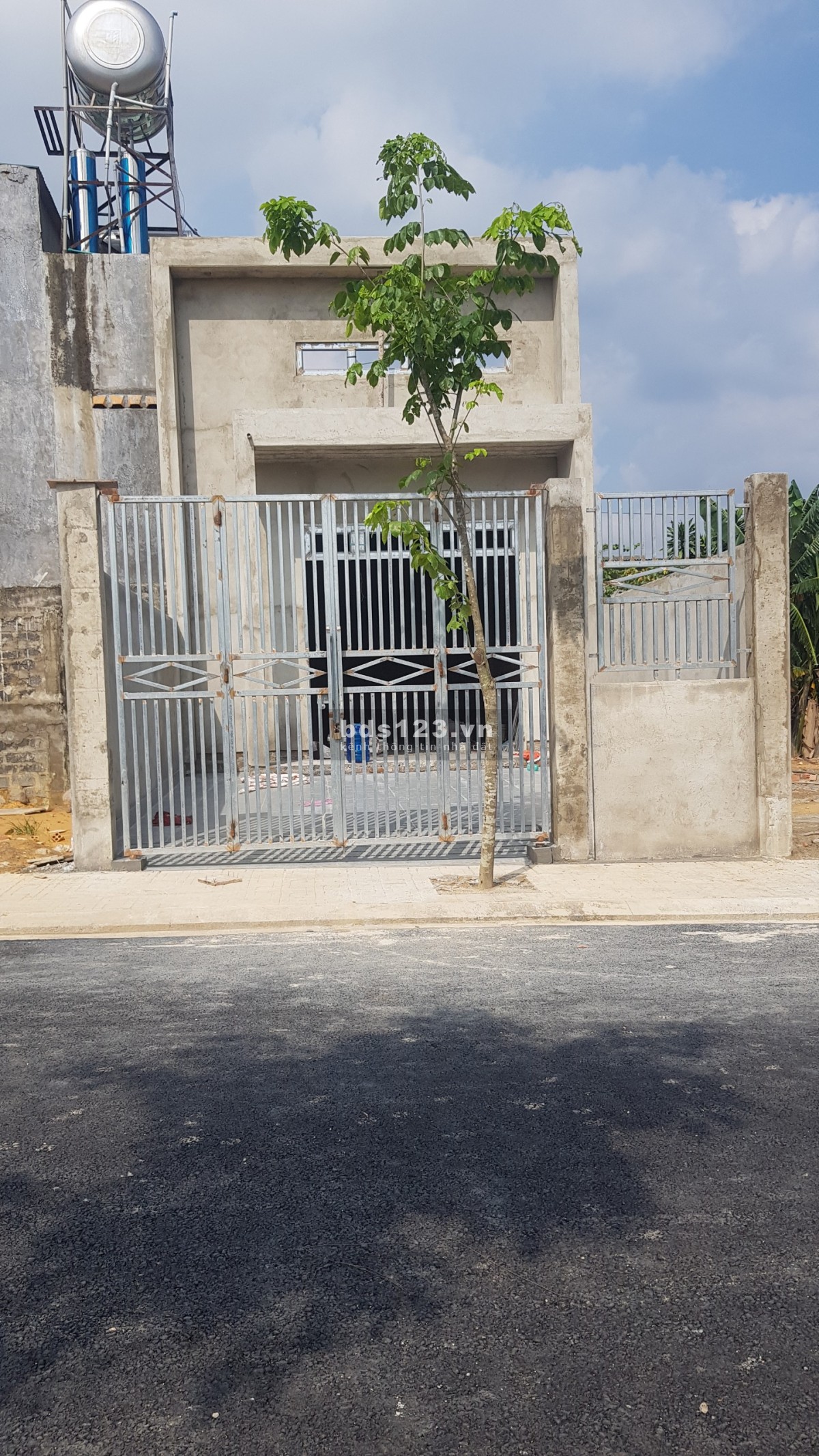 Chính chủ cần bán gấp nhà đang xây diện tích 80m2, gần chợ, SHR