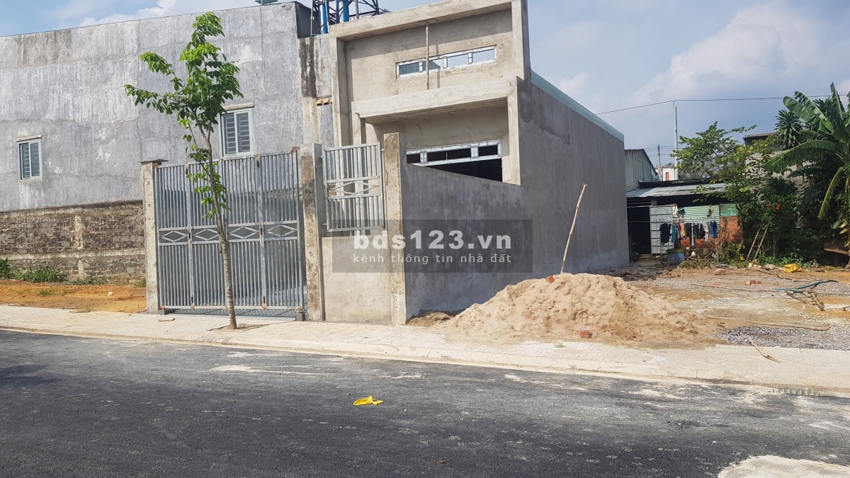 Chính chủ cần bán gấp nhà đang xây diện tích 80m2, gần chợ, SHR