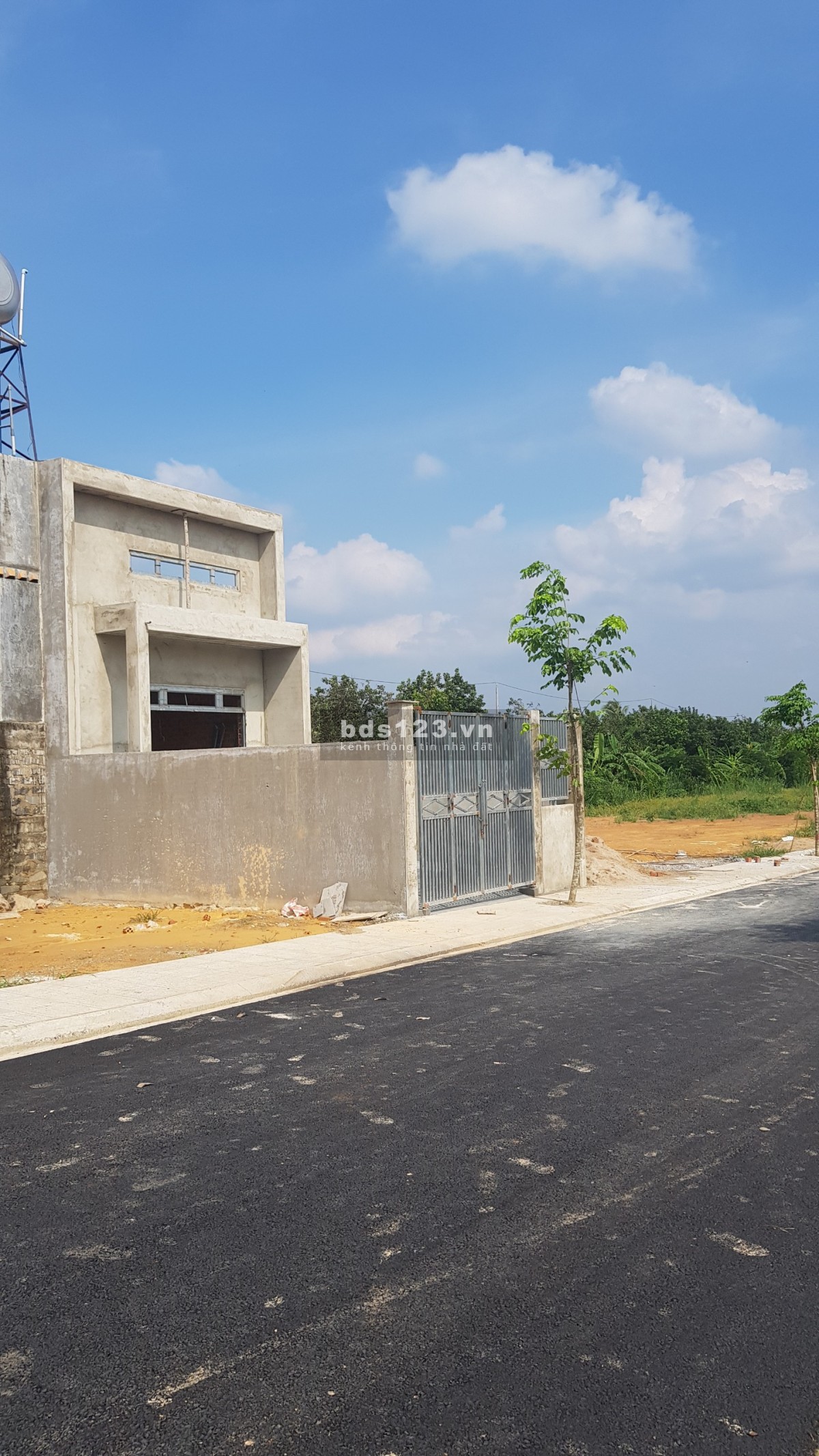 Chính chủ cần bán gấp nhà đang xây diện tích 80m2, gần chợ, SHR