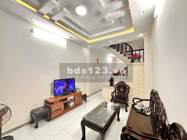 Nhà đẹp ở ngay Hoàng Mai 33m, 4 tầng, mặt tiền 3.3m, giá 4.35 tỷ.