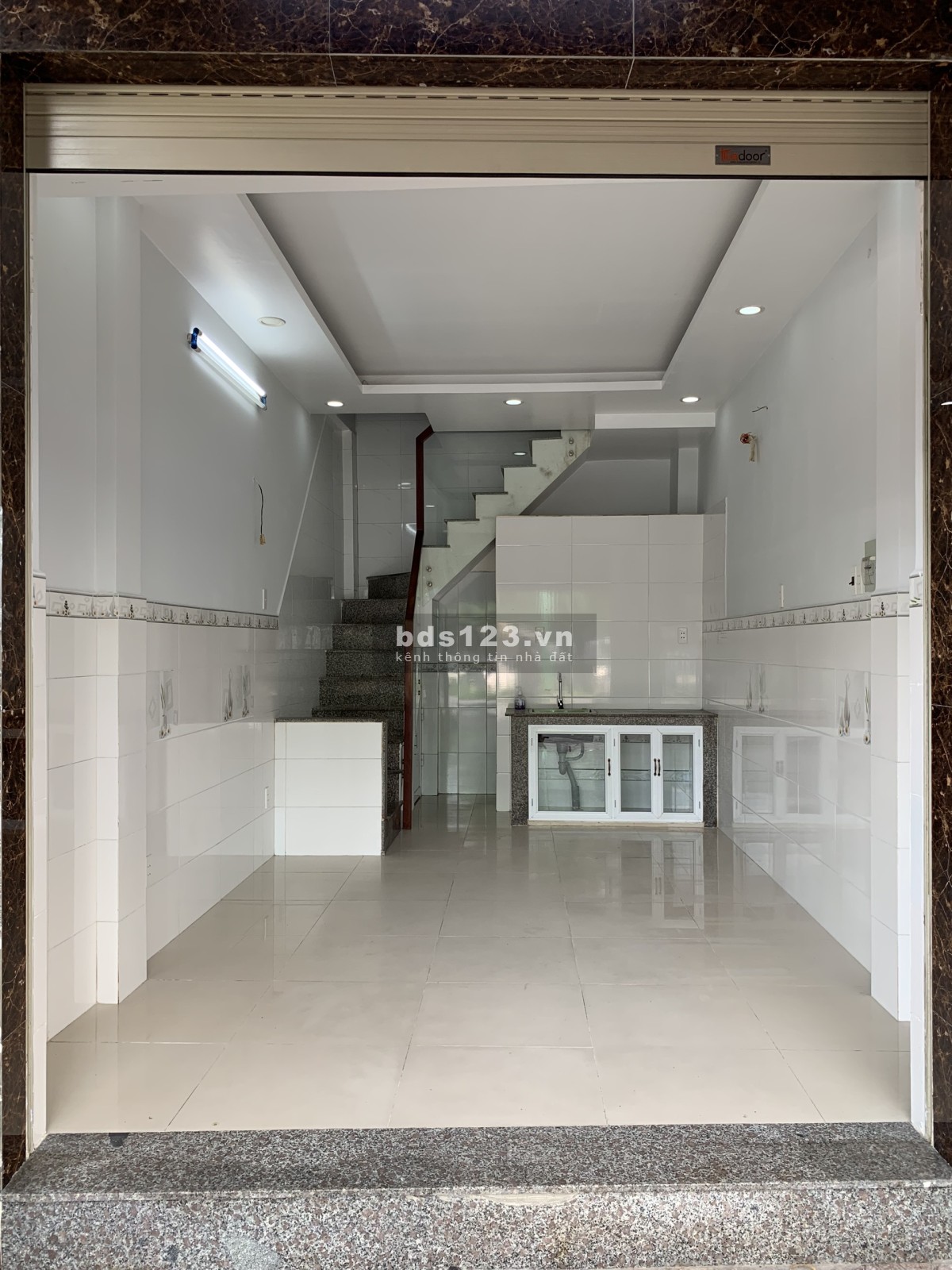 Cho thuê nhà mặt tiền 21m2 (01 trệt & 01 lầu), đường Trường Sa, q. Phú Nhuận