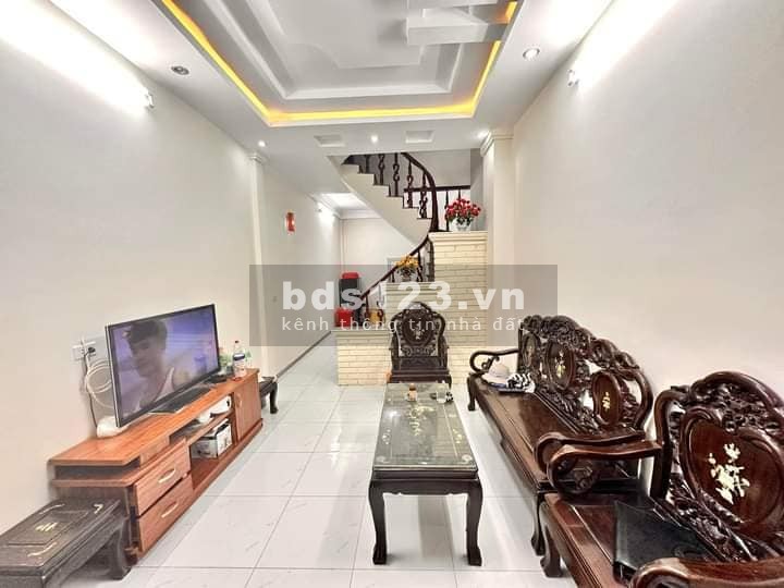 Nhà đẹp ở ngay Hoàng Mai 33m, 4 tầng, mặt tiền 3.3m, giá 4.35 tỷ.