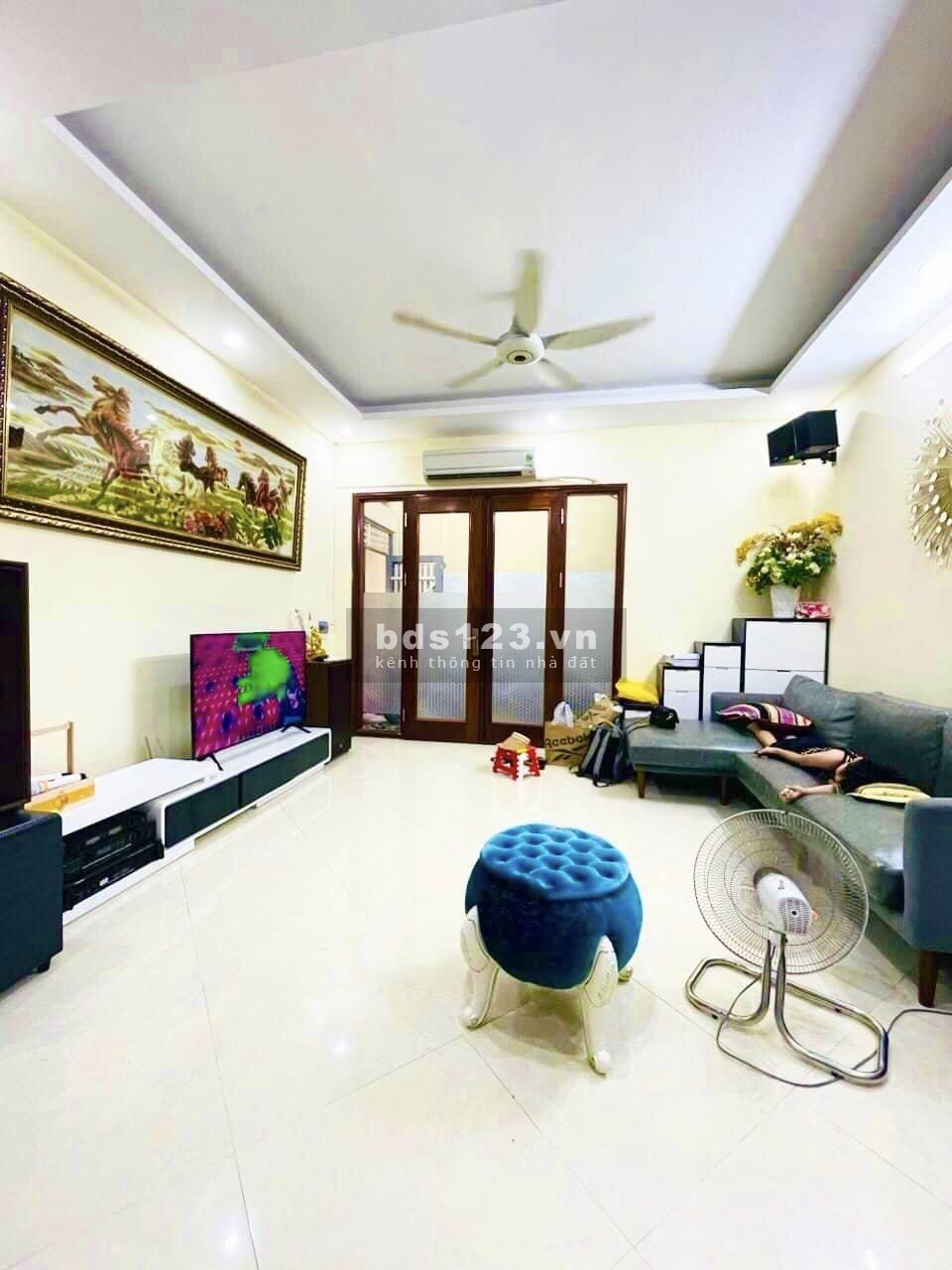 Bán nhà Võ Chí Công, Cầu Giấy 50m2, 5 tầng, 5.6 tỷ.