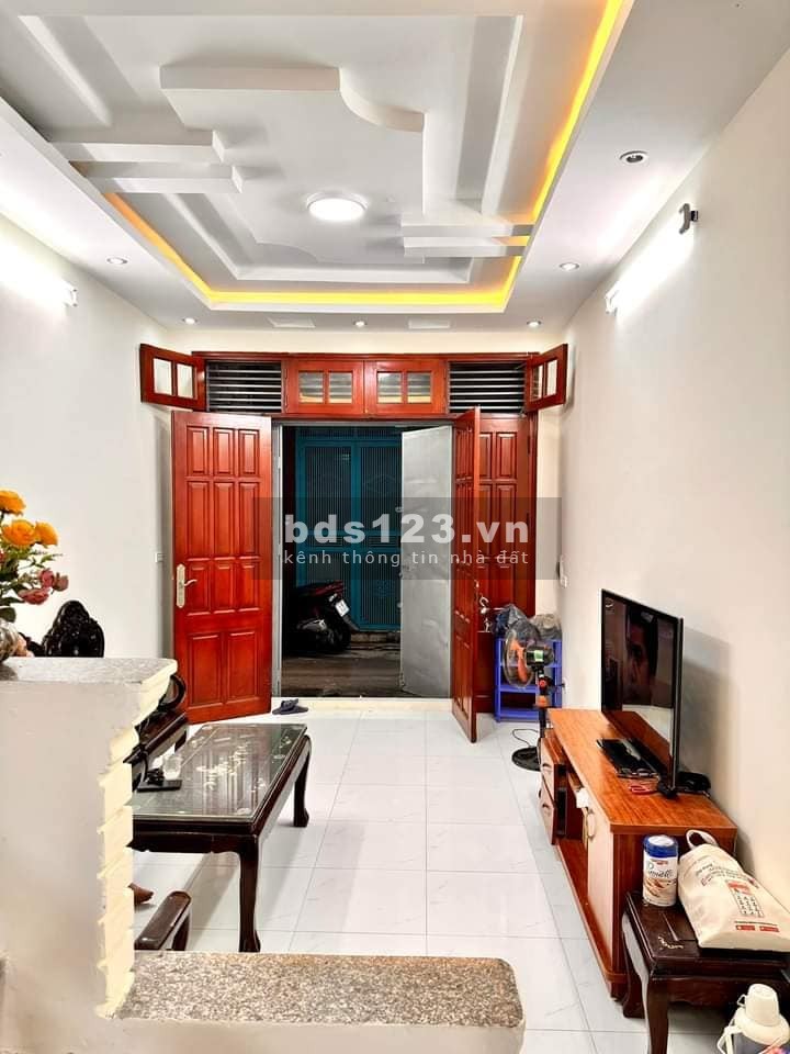 Nhà đẹp ở ngay Hoàng Mai 33m, 4 tầng, mặt tiền 3.3m, giá 4.35 tỷ.